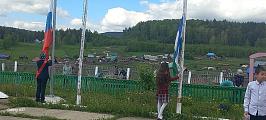 Флаги РБ и РФ во дворе школы..jpg